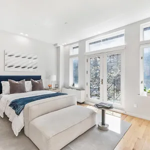 Maison Bella - Modern Studio W Charming Juliet Balcony Holiday home