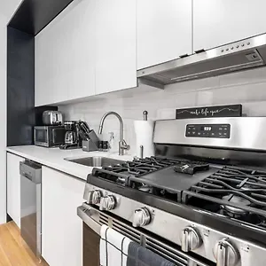 Modern Studio With Charming Juliet Balcony In Upper East Side Holiday home